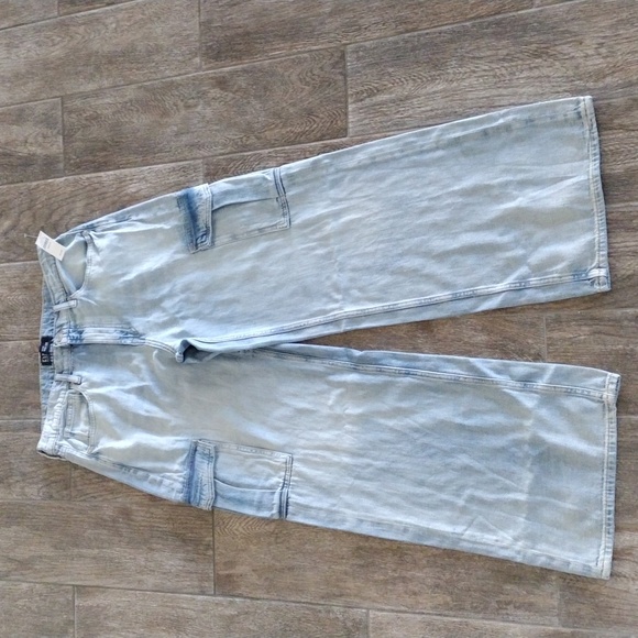 GAP Factory High Rise Wide-Leg Cargo Jeans. Size: 12/31 Regular - Picture 6 of 11
